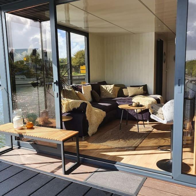 Modern, Brand New Houseboat Near Amsterdam Hotell Monnickendam Exteriör bild
