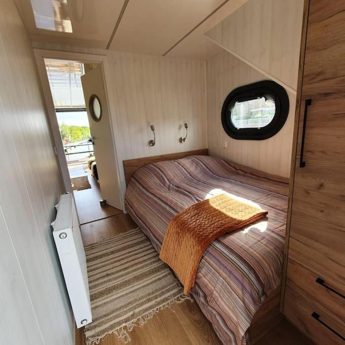 Modern, Brand New Houseboat Near Amsterdam Hotell Monnickendam Exteriör bild