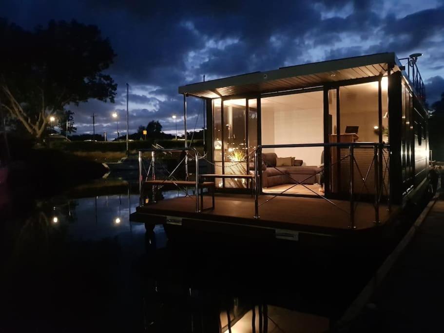 Modern, Brand New Houseboat Near Amsterdam Hotell Monnickendam Exteriör bild