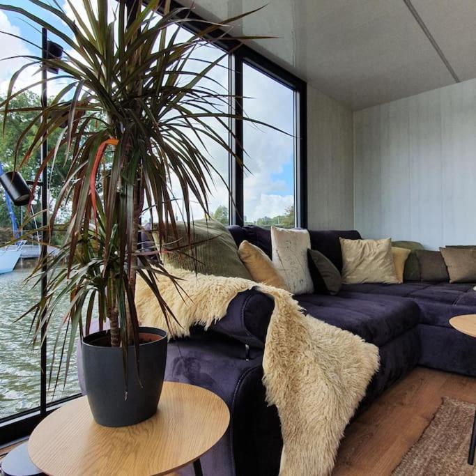 Modern, Brand New Houseboat Near Amsterdam Hotell Monnickendam Exteriör bild