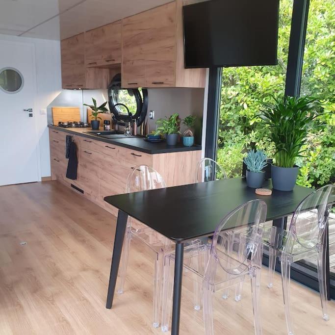 Modern, Brand New Houseboat Near Amsterdam Hotell Monnickendam Exteriör bild