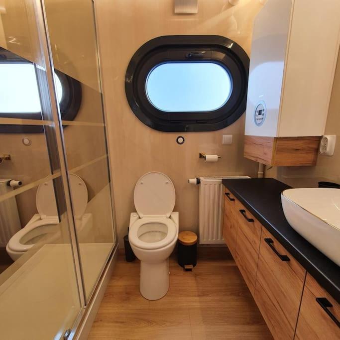 Modern, Brand New Houseboat Near Amsterdam Hotell Monnickendam Exteriör bild