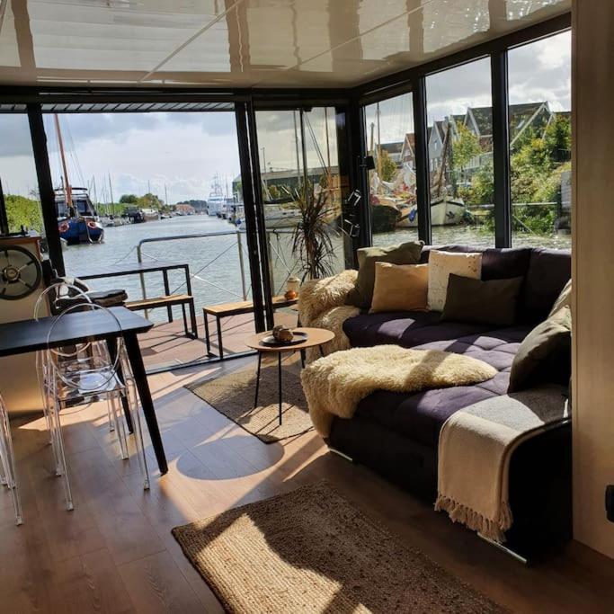 Modern, Brand New Houseboat Near Amsterdam Hotell Monnickendam Exteriör bild