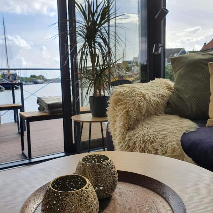 Modern, Brand New Houseboat Near Amsterdam Hotell Monnickendam Exteriör bild