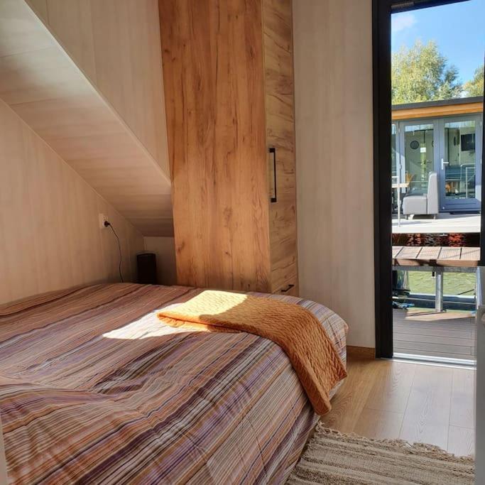 Modern, Brand New Houseboat Near Amsterdam Hotell Monnickendam Exteriör bild