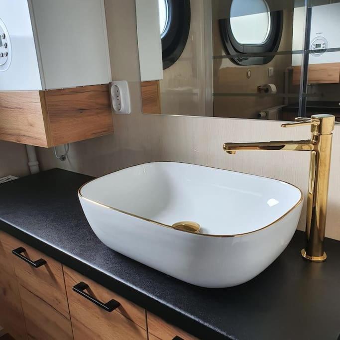 Modern, Brand New Houseboat Near Amsterdam Hotell Monnickendam Exteriör bild