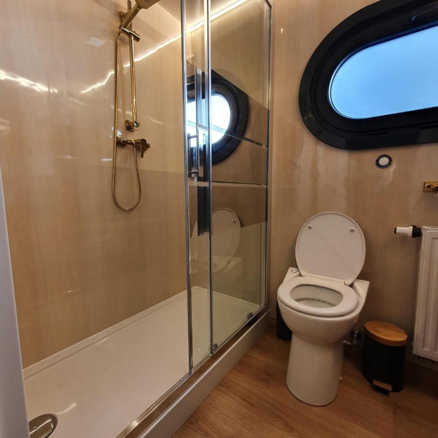 Modern, Brand New Houseboat Near Amsterdam Hotell Monnickendam Exteriör bild