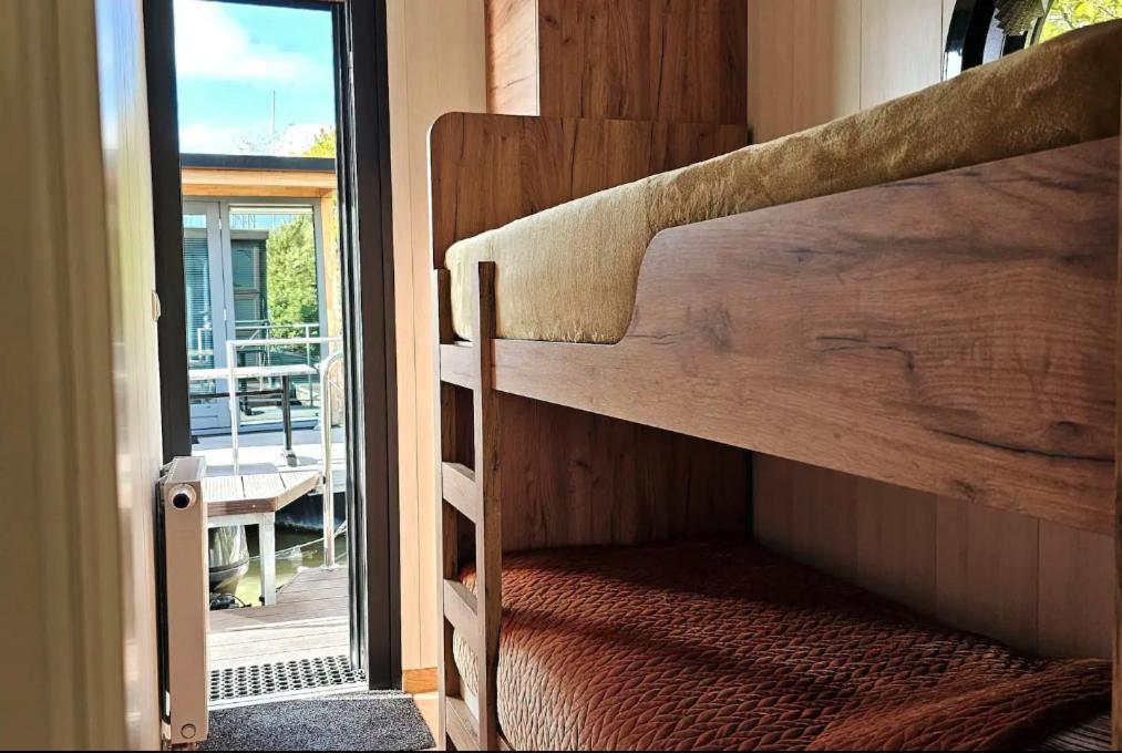 Modern, Brand New Houseboat Near Amsterdam Hotell Monnickendam Exteriör bild